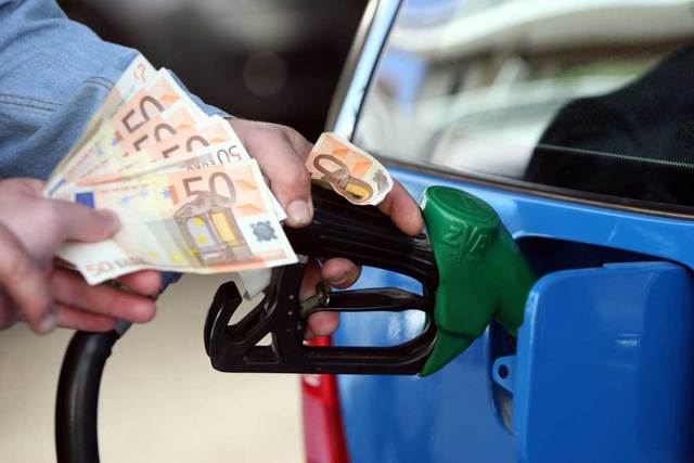«Πάσο καυσίμων»: Πώς θα επιδοτήσει η κυβέρνηση τους καταναλωτές με 60 λίτρα βενζίνης τον μήνα